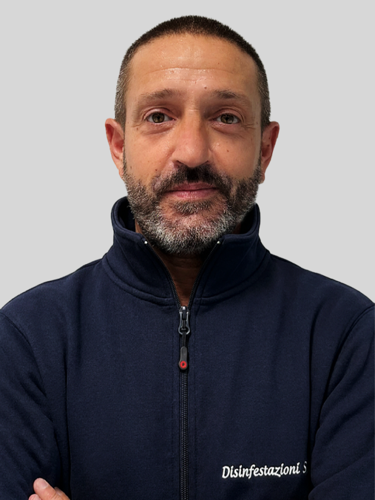 Stefano D'AlessandroTecnico disinfestatore. Attento e professionale, Stefano si distingue per precisione e disponibilità. Ogni intervento viene svolto con cura e determinazione.
